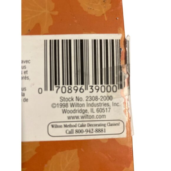 Wilton Leaves and Acorns 9-Piece Metal Cookie Cutter Set - Picture 4 of 15